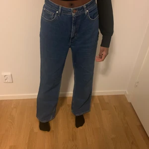 Cubus Jeans  - Säljer mina Cubus jeans skit snygga!! Bilden e tagen me byxorna på en vän, säljer pga av att de inte kommit t användning och det har blivit för korta för mig. Skit bra skick mörk blå denim 💓💓fråga för mer info (ordinarie pris 449