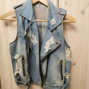 Jeansväst strl 34  - Jeansväst från gina tricot strl 34. Köparen står för frakten ☺️