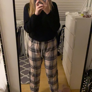 Rosa pyjamasbyxor  - Rosa pyjamasbyxor i bra skick. Köparen står för frakten som är 66kr 