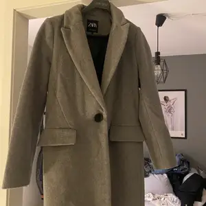 Slutsåld grå kappa från Zara, superskön och bra material, perfekt till vintern. Knappt använd (kanske 5 ggr) och inte nopprig, som ny! Köpt för 859kr💕