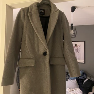 Grå kappa - Slutsåld grå kappa från Zara, superskön och bra material, perfekt till vintern. Knappt använd (kanske 5 ggr) och inte nopprig, som ny! Köpt för 859kr💕