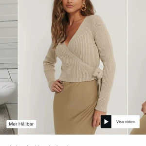 Beige kofta strl S - Beige ribbad omlott kofta från Na-kd strl S. Köparen står för frakten ☺️