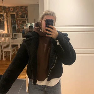 Svart teddyjacka  - Svart teddyjacka från NAKD som inte kommer till användning, i nyskick och verkligen jättefin! Köptes för 899☺️