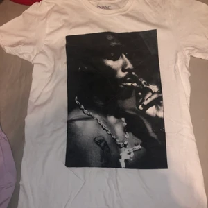 2pac t-shirt - En tröja jag köpt nyligen bara använt 1 gång, ska köpa en storlek större då jag vill ha den som klänning. 