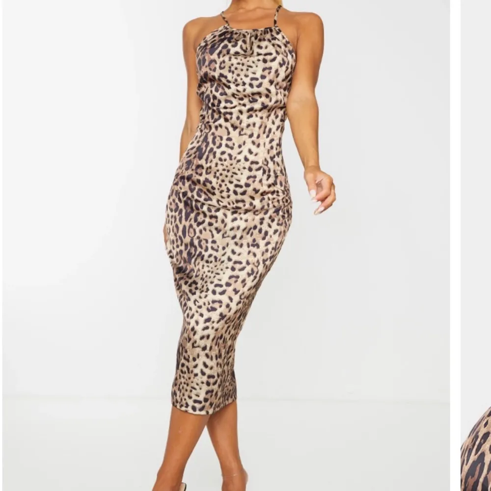 Leopard klänning med öppen rygg. Klänningar.