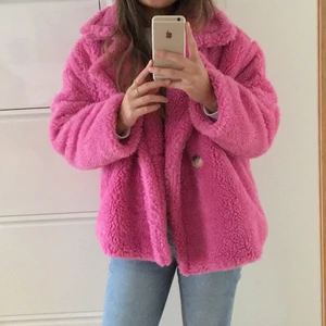Mysigaste jackan - Säljer denna suuuperhärliga jackan från Boohoo! Köptes två år sedan och har blivit måttligt använd. Väldigt mysig nu på vintern!! Kan mötas upp i Malmö/Lund annars står köparen för frakten!🥰(ska kolla upp kostnaden på den så fort nån är intresserad)