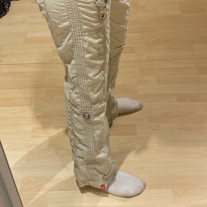 Vintage byxor i storlek 34 från esprit  - Vintage byxor i storlek 34 (jag är 36) från esprit i mycket fint skick, low waist