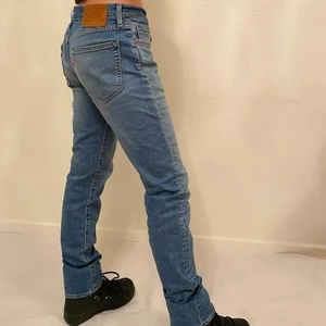 Levis Jeans - @denouveauuf på instagram!! Sjukt snygga levis Jeans i herrmodellen 511, fotade på tjej. Skynda och fynda⚡️⚡️⚡️