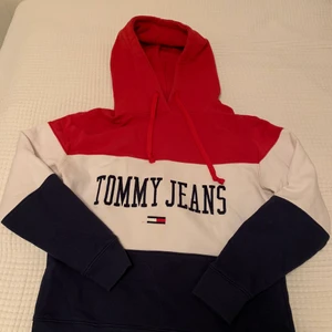 Hoddie Tommy jeans - En skit snygg oversize Hoodie som är i bra material och sitter snyggt på. Har växt ur den nu så den är lite kort i ärmarna men inget fel på kvaliteten.