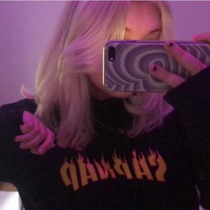 SAPNAP hoodie - SVENSKA DREAM SMP / SAPNAP FANS ❣️ Jag har en sapnap hoodie hemma som jag inte är helt hundra på om jag vill ha kvar då den för det mesta hänger på en galje. Det är en modell som ej säljs längre som jag köpte i slutet av 2020, närmare 700kr för hoodien och frakt samt tull. Finns det intresse? Knappt använd. Priset är ej bestämt och tänker mig en budgivning om intresse finns, exklusive frakt ❤️