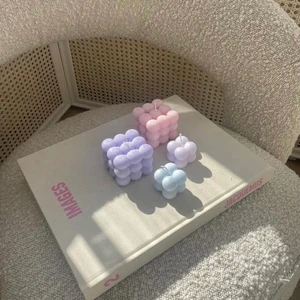 Sophia  - Våra pastellfavoriter!  Stora Shophia; 140kr/st Små Sophia; 40kr/st. Man designar ljusen själva, dvs. Du får själv välja vilken färg- & doftkombination du önskar!                                                Bland färgerna: Vit, beige, grå, rosa, blå eller lila  Och dofterna: Vanilj, nytvättad, blomma, tropisk kokos eller kanel & äpple.                                                                      OBS! Frakt tillkommer💕☺️    