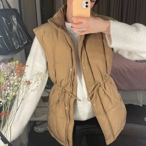 Väst - Super snygg beige dunväst från hm med dragsko i midjan. Använd ett fåtal gånger, superfint skick! Säljer då jag har en liknande. Passar bra på mig som vanligtvis har XS/S. Om flera är intresserade blir det budgivning 💞