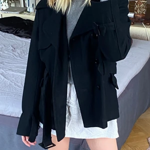 Svart vinterkappa🖤 - Supersnygg och asbekväm vinterkappa som köptes i våras! Passar med allt! Och super trendig just nu till vintern💞 Köpt i storlek L då den har plats för att ha en tjocktröja under jackan! Jackan har ett bälte vid midjan som du kan antingen spänna in midjan med eller helt enkelt ta bort om känner för det! Köpt för 450kr💋  frakt för 99kr som är spårbar💌