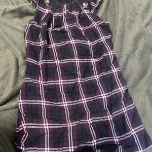 Lila vardagsklänning   - Storlek xs, använd Max 1 gång. Frakt ingår i priset, möter inte upp. 