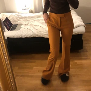 gula kostymbyxor  - säljer dessa gula kostymbyxor från zara. sitter skitbra och är perfekt i längden på mig som är 177 cm lång, men färgen är lite för cool för mig. nyskick 💕