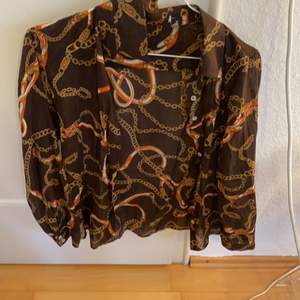 Blouse with Versace type print in brown, has no brand but in very good condition 