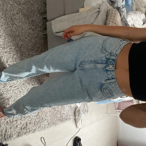 weekday jeans  - säljer dessa blåa weekday jeans då dome en aning förkorta på mig (jag är 172cm)❤️ 
