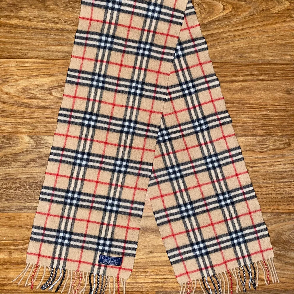 Vintage Burberrys scarf; 100% lambswool. Accessoarer.