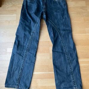 Baggy jeans - Säljer dessa ascoola jeans i använt skick. 