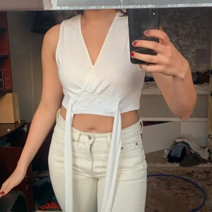 Zara topp - Snygg topp från zara använd en gång därav i nyskick. Går att vara kreativ med pga snörena som man kan knyta på lite olika sätt!