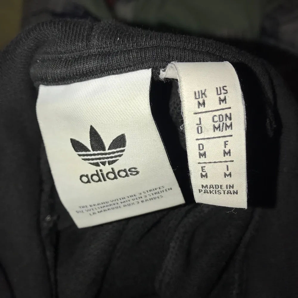 Adidas svart hoodie, de håller dig varm som har två fickor på sidan, sköna varma material, brukar ej finnas därute.  Köptes från Adidas butiken, Original priset 1200. Hoodies.