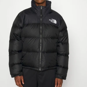 The North Face Jacka - Slutsåld the north face retro jacka i storlek S (storleken modellen på bilden har på sig). Köpte den för 2 månader sen och den är i nyskick. Säljer då det inte är min stil längre. Säljer bara vid bra bud! Nypris 3000kr, den är nu helt slutsåld.  Köp direkt för 2500kr