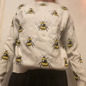 Bumblebee tröja från dedicated  - Tröja med humlor på. Från dedicated 100% bomull fairtrade certificerad