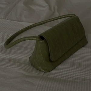 Grön väska  - Köpt från shein, väldigt fint material och den håller sig på sin plats 