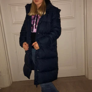 164 - Säljer Denna Super sköna,varma och dina jackan från Tommy Hilfigerdå den ej kommer till användning. Endast använd under en vinter och är i väldigt bra skick. Den är i storlek 164(barn) som motsvarar ungefär en xs. 