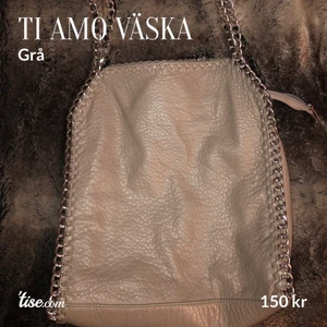 Ti amo väska grå  - Säljer min ti amo väska då jag inte använder den mer 🥰❤️den är i ganska bra skick då jag inte använde den så ofta. Dock har den två  fläckar inuti som är från en bläckpenna som gick sönder. Om ni vill ha info om mått osv vänligen kontakta mig 😌