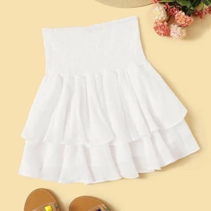 SHEIN kjol - Säljer min fina vita kjol från SHEIN. Den är i nyskick då jag aldrig fått användning av den. Den är även lite genomskinlig och tunn.💗skickas som spårbart för 51kr, köparen står för frakten💗