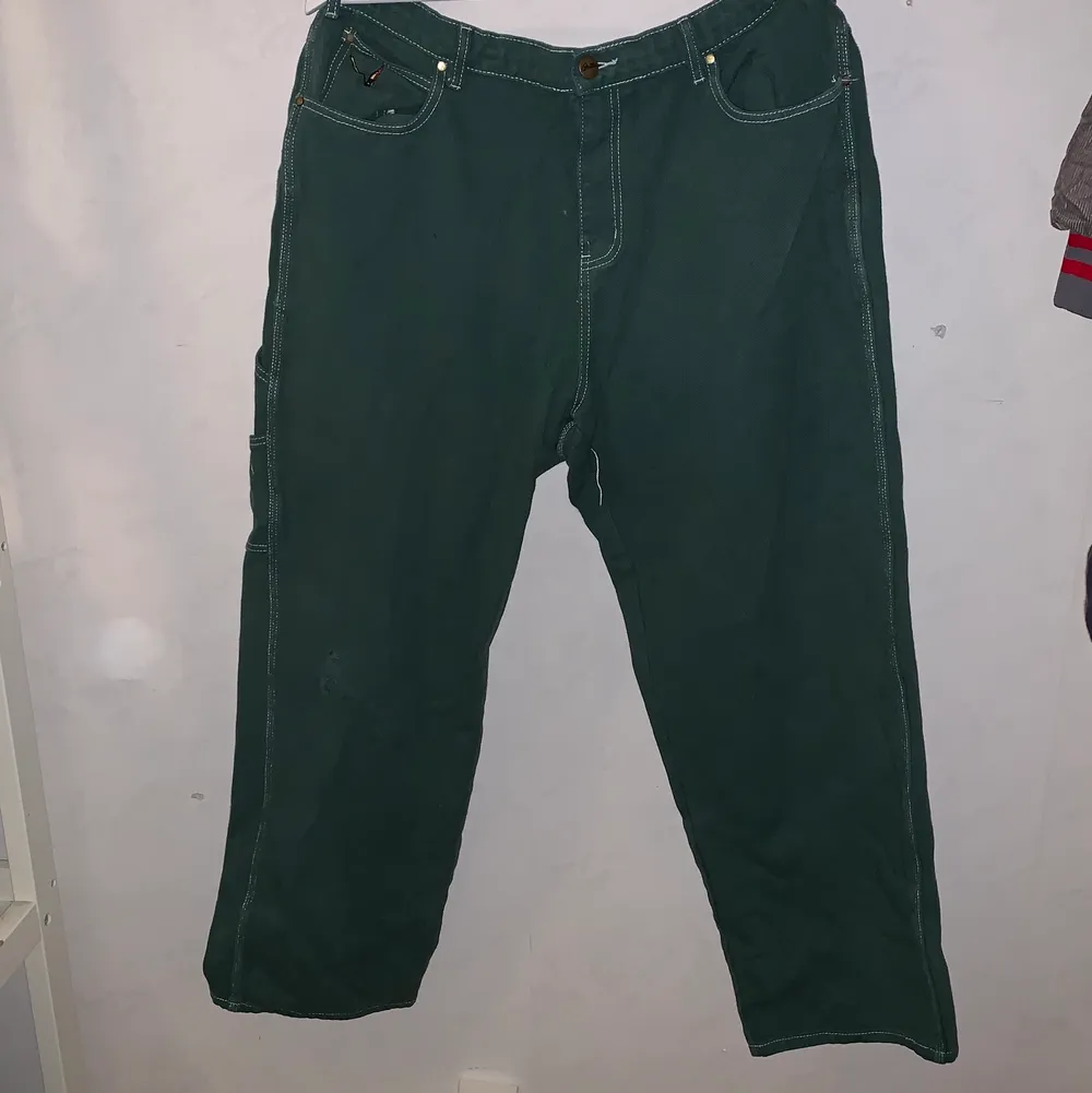 köpte dessa nypris 1200 kr!!!! Har tagen kvar och dom ligger i ny påsen!! Ett 90 tals märke. Jeans & Byxor.