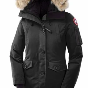 Canada goose montebello xxs/xs - Säljer nu min canada goose jacka i modellen montebello i storlek xxs men passar även xs. Köpt från Johnells för 2 år sen för 9140kr. Jackan är i bra skick och har inga skador. Pris 3500kr men går att diskutera vid snabbaffär.