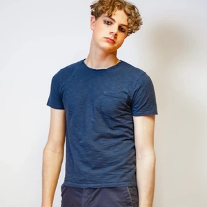 Blå T-shirt  - Vanlig blå T-shirt 