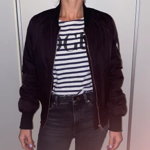 Bomber Topshop 34 - Bomberjacka från Topshop. Kort jacka. Storlekslappen lite trasig. 