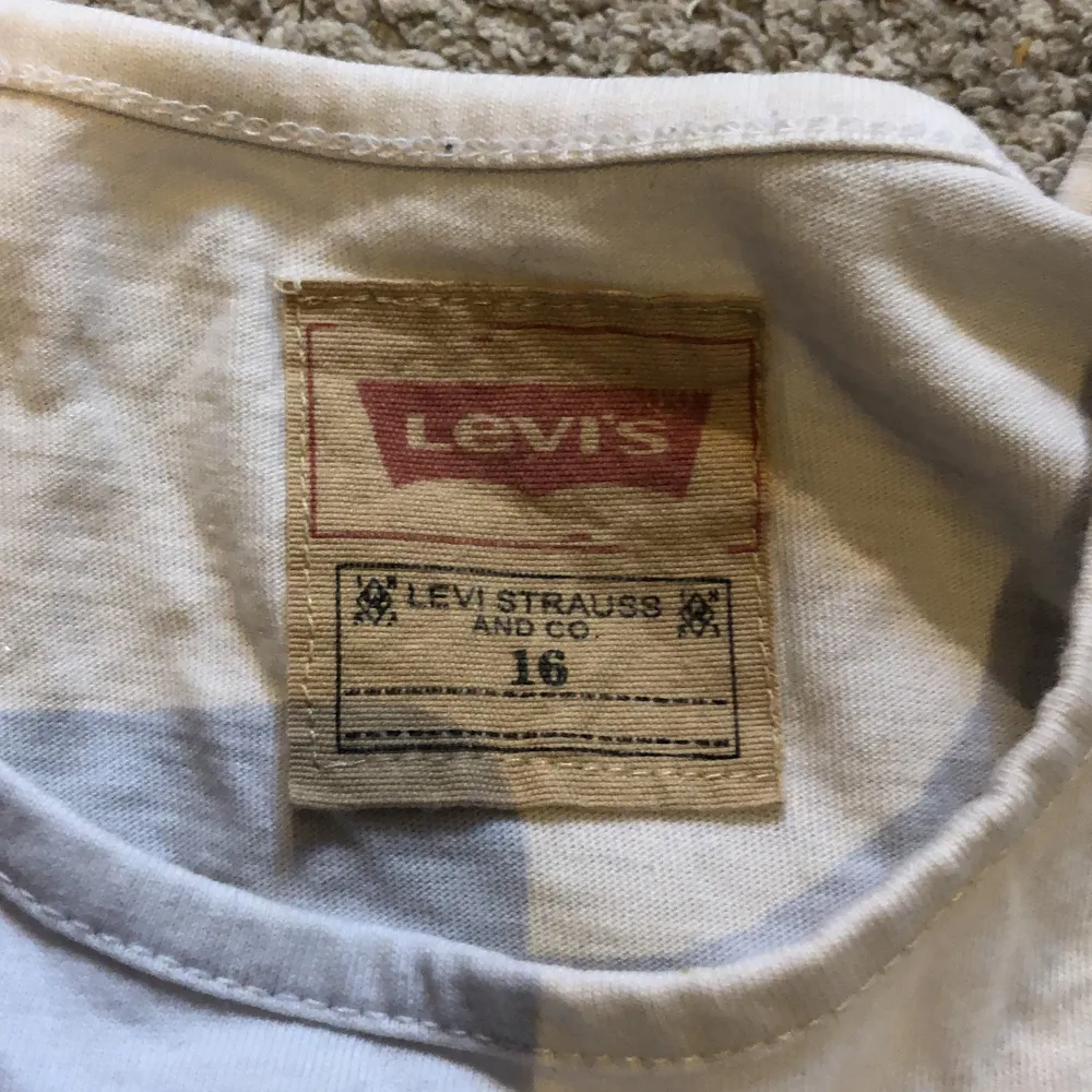 En vit Levis tröja i strl xs❤️kostar 50kr+frakt på 24kr💫. T-shirts.