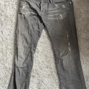 Jeans  - Säljer ett par d2 jeans str 48 cond 9/10 nästan aldrig använda mitt pris 1000kr snabb affär har tags och allt me från byxorna 