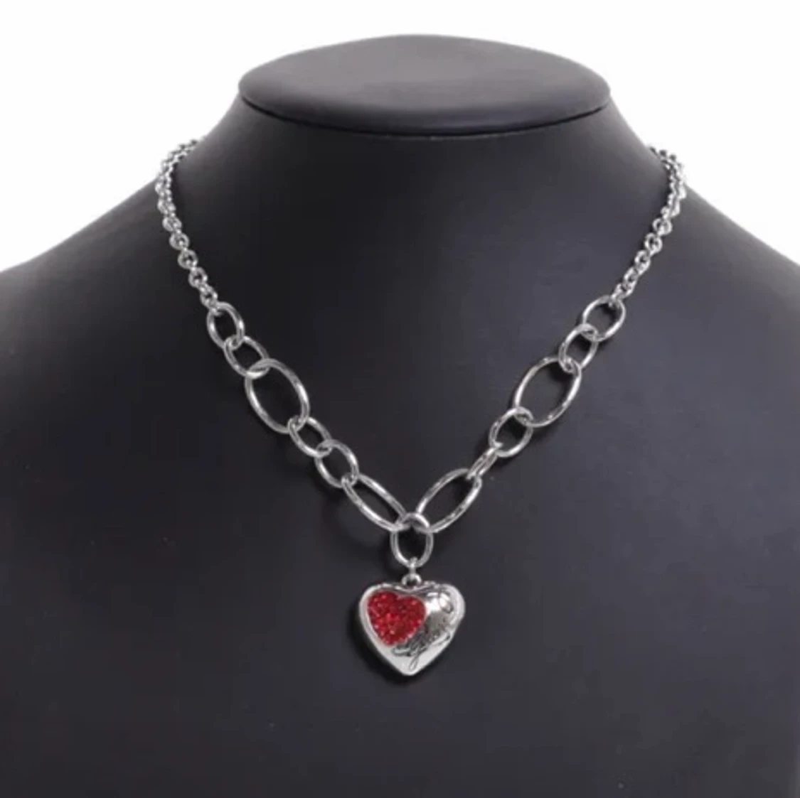 Guess halsband i silver med hjärta 