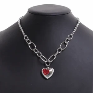 Guess halsband i silver med hjärta  - Coolt halsband från Guess