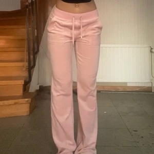 Juicy byxor - Rosa Juicy Couture mjukisbyxor stl S lite använda men i bra skick!💓 Nypris är 1000kr Skriv för fler bilder!