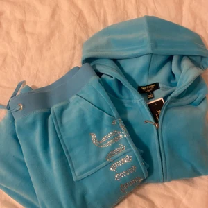 Juicy Couture dress storlek L - Säljer ett helt nytt oanvänt Juicy Couture mjukisset i blå färg med lappar kvar. Storlek L. Köpt för 750 kr, ej äkta.