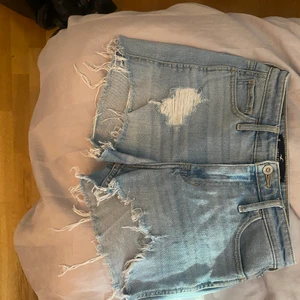 JEANSSHORTS  - Fina ljusblå slitna jeansshorts från Hollister! Jeans från början men som jag klippt av! Storlek 25 i midja alt XS/S! 🌸