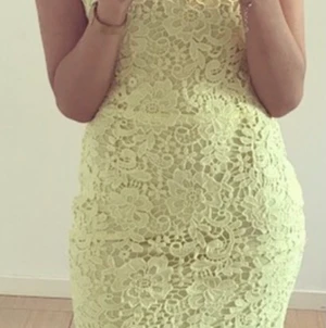 Gul spetskläning 34/XS - Säljer denna fina festklänning i gul spets! Endast använd 1 gång!