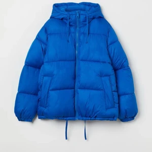 Hm  - Hej!! Jag söker denna blå jackan i storlek S💗. Så om du är sugen på att sälja så hör av dig 