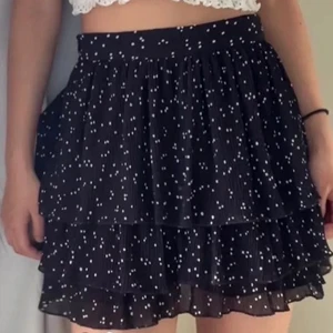 Volangkjol - Säljer nu min otroligt fina volangkjol från Zara med inbyggda shorts och dragkedja på sidan, då kjolen är väldigt liten i storleken kan jag ha den som är en S menad kjolen är i L