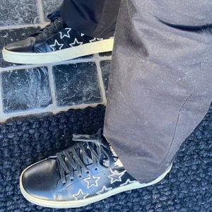 Saint Laurent sneakers - Säljer mina fina saint Laurent sneakers. Väldigt bra skick eftersom dem knappt är använda, lådan och allt vid köp följer med❤️köpta för 4995kr.