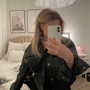 Fin Skinnjacka! - Använt endast fåtal gånger! Inga defekter och i storlek 34. Passar även större storlekar. Jättehärlig till våren, då det inte är en vinterjacka. Och passar till det mesta! Köpte för 599kr