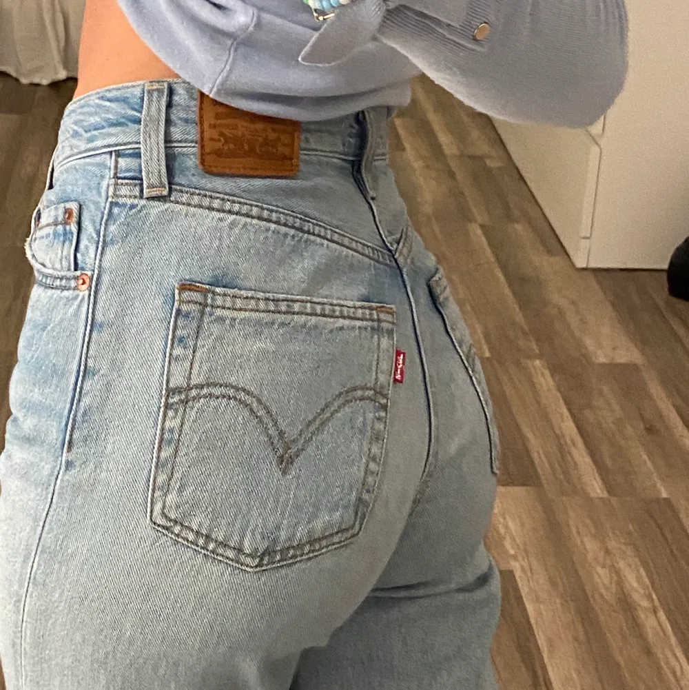 Säljer dessa fantastiska Levis jeans då dom tyvärr blivit förstora för mig, orginalpriset är 1200kr och dom är näst in till helt oanvända. (Sista bilden är från när dom passade)  💞. Jeans & Byxor.