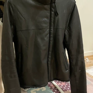 Läderjacka från Tiger of Sweden - En fodrad svart läderjacka i lammskinn från Tiger of Sweden. Använd men i gott skick. Fler bilder kan skickas vid intresse 🌸  nypris 2999