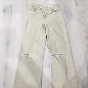 Beigea jeans  - Baggy jeans m hål i. Änvädt 2-3 ggr